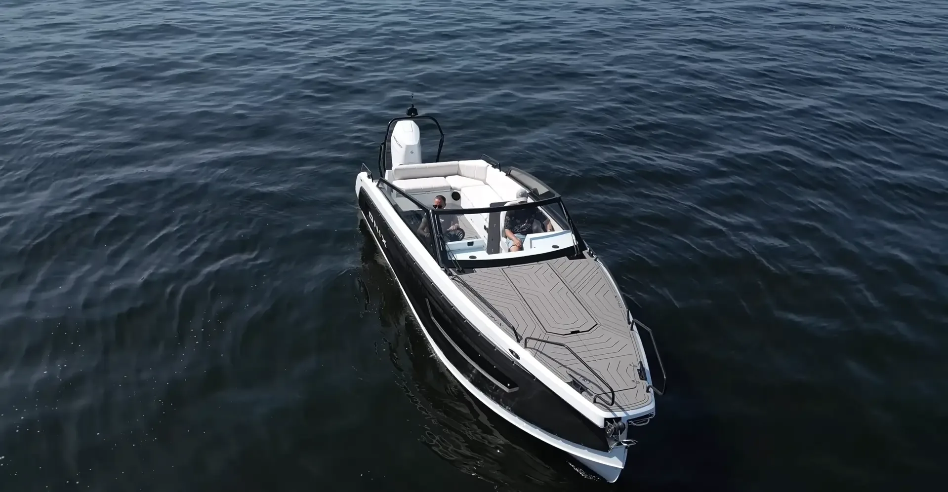 ONIX 850 Day Cruiser — три четверти